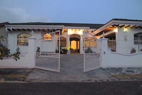 Oportunidad Majestuosa Casa en Residencial