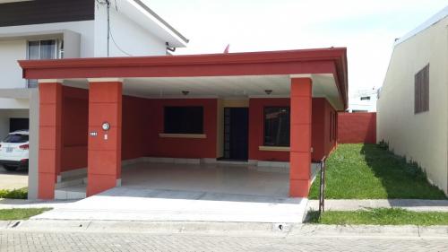 Comoda casa en recidencial privado