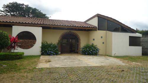 Grande casa en alajuela se puede alquilar con opcion de venta