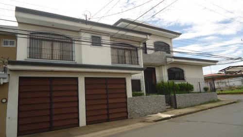 Preciosa casa esquinera en alajauela