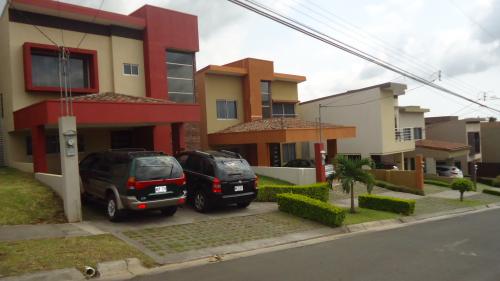 Preciosa casa de dos plantas en recidencial privado en alajuela