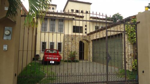 Preciosa casa con piscina en recidencial en alajuela privado