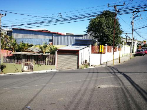 Venta de casa esquinera con apartamento