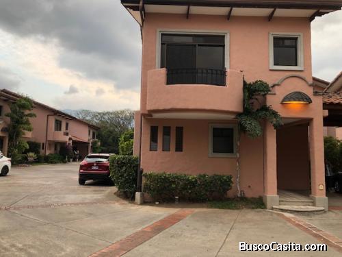 Casa en Alquiler, Santa Ana. en Condominio
