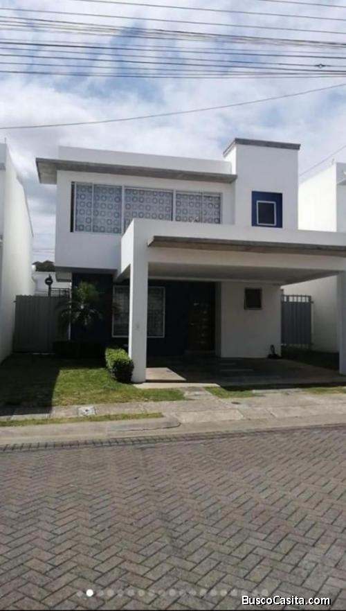 Venta de casa en condominio