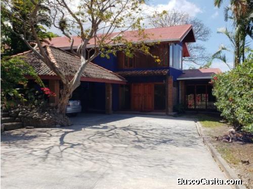 Se vende casa en exclusivo vecindario del alto de las palomas D#07