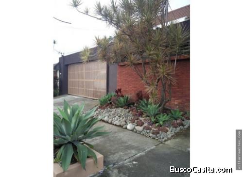 V#83  Venta de hermosa casa ubicada en la Uruca  