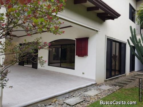 V#112  Venta de casa en Condominio ubicada en Lindora, Santa Ana 