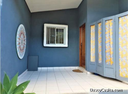 V#41 Segura casa en alquiler ubicada en Urbanización Río Oro de Santa Ana 