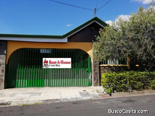 RAH OFC #21-143  Se vende amplia casa. Alajuela 