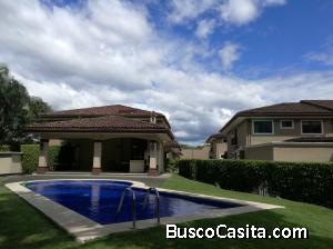 RAH OFC #20-1114. IMPRESIONANTE CASA HERMOSA. VENTA. SANTA ANA  