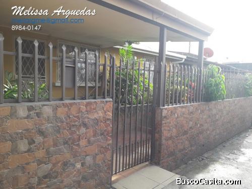 Casa con hermosos jardines en Pavas