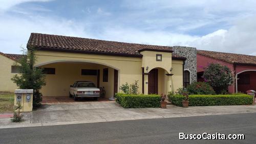 RAH OFC #20-844. AGRADABLE CASA EN VENTA.  EL TEJAR