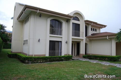 RAH OFC #20-1307. VENTA DE ESPECTACULAR CASA. Santa Ana