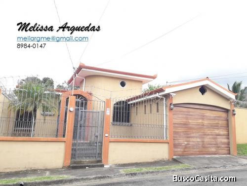 Vendo amplia casa independiente de una sola planta en Santa Ana