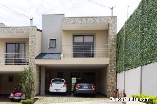 Se alquila casa en Condominio con o sin muebles (una de las más amplias y privadas del Condominio)
