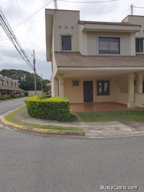Se vende preciosa casa en condominio 