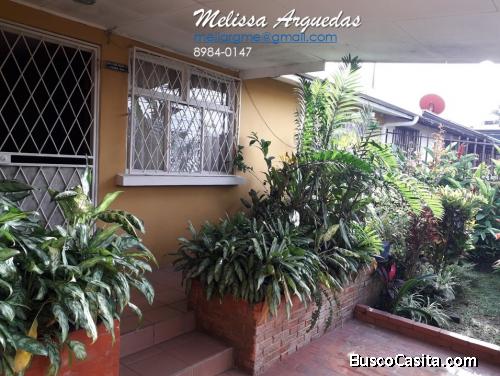 OPORTUNIDAD - PRECIO REBAJADO - Se vende - Casa amplia con hermoso jardín al frente y atrás - Pavas.