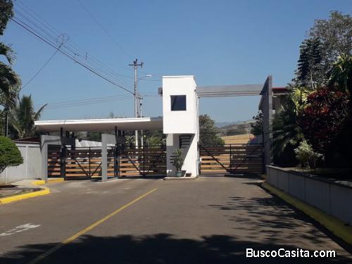 PRECIO IRRESISTIBLE - Se vende - GRAN Lote  ESQUINERO en Condominio - Grecia