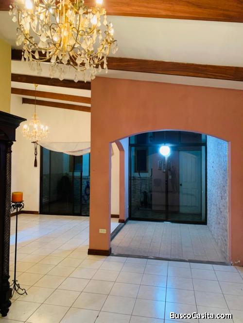 Linda casa esquinera en alquiler