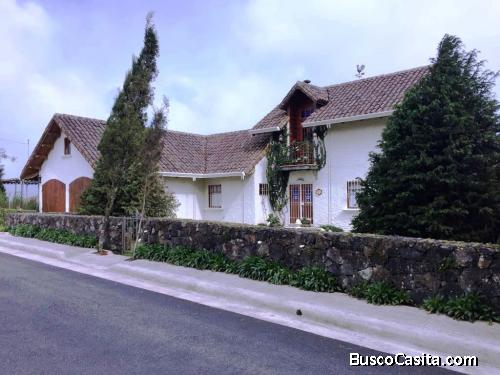Vendo Lujosa y Suntuosa Casa estilo Rústico Español.                                                