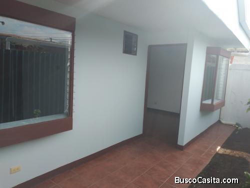 Alquiler de casa en San Luis de Sto Domingo , Incluye Agua, Luz y mantenimiento de Jardin.