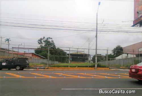 Venta y Alquiler de propiedad comercial *Parqueo frente a Multiplaza del Este*