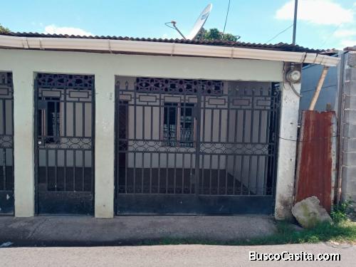 Casa en Calle del Arreo frente a Escuela Flor Guevara en Puntarenas