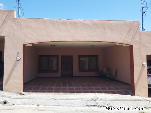 Se alquila casa en condominio 