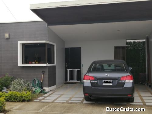Se alquila casa en Condominio