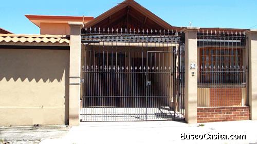Se vende confortable casa en San Rafael, centro. Residencial Monte Real