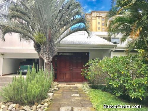 Bellisima casa en residencial. A.L. 21-1726