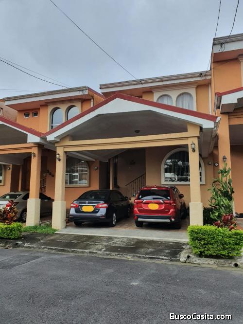 Amplia casa en condominio