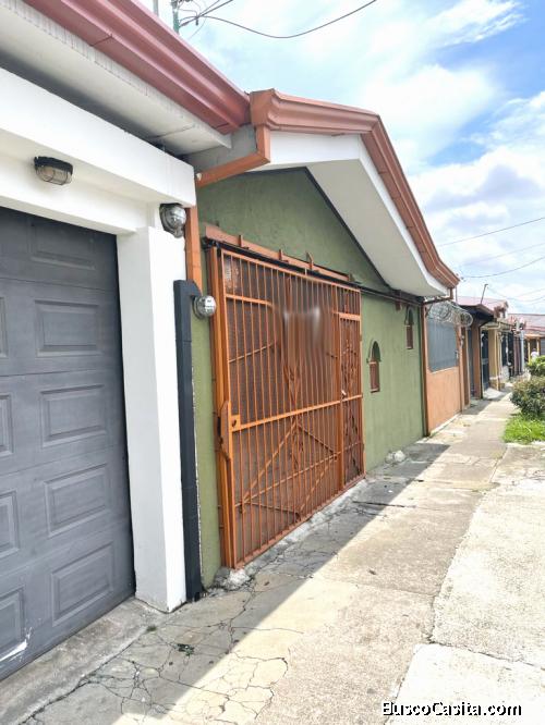Se vende casa en zona alta densidad Heredia centro. Cerca universidades y Paseo Flores