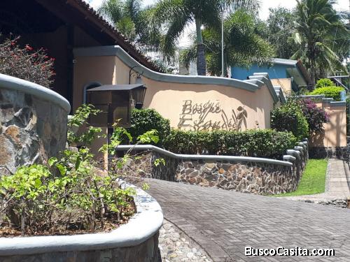 Precioso Lote en Venta en Condominio Bosque Escondido.