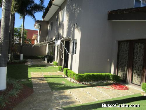 VIVIR en Heredia, Costa Rica  en ELEGANTE CASA con PISCINA y cada DORMITORIO con BAÑO!