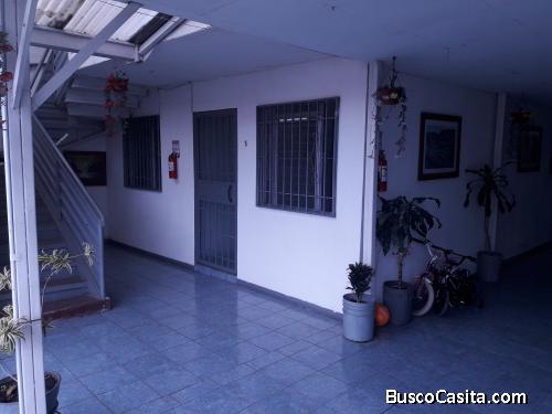 Se alquila apartamento en condominio de 2 cuartos.