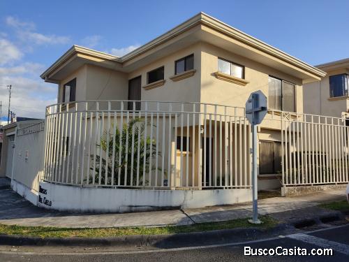 PRECIO REBAJADO – ALQUILER de Amplia casa ESQUINERA en Condominio dentro de residencial Guachipelín