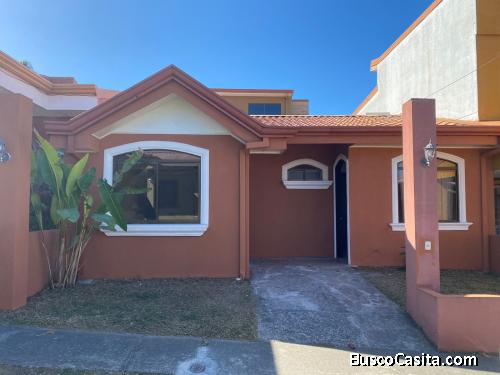 ALQUILO CASA EN RESIDENCIAL PRIVADO