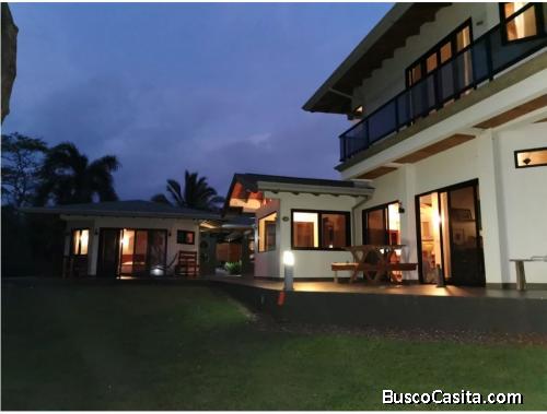 V#647 HERMOSA CASA EN VENTA FRENTE A PLAYA SANTA CRUZ