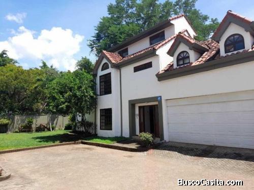 Alquiler de Bellisima Casa para familia numerosa de 3 plantas en escazu 23-146