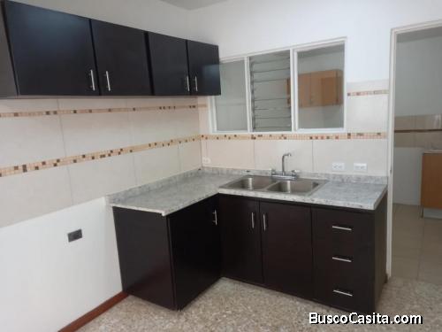 Se Alquila Espacioso Apartamento en Sabana Norte con 3 Cuartos y Parqueo Bajo Techo