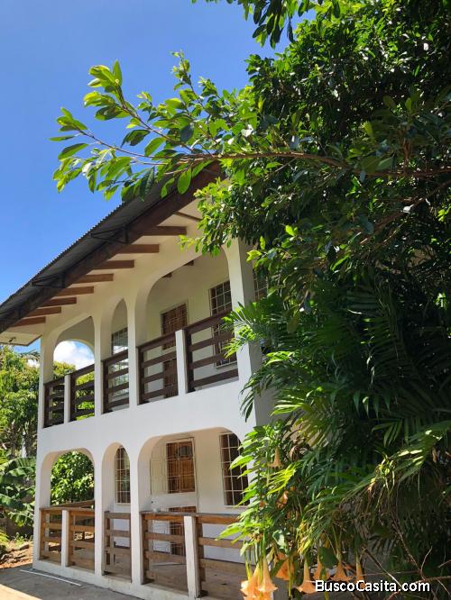 Se alquila terreno amplio con 2 casas 