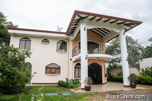Casa amplia con hermosa zona verde 