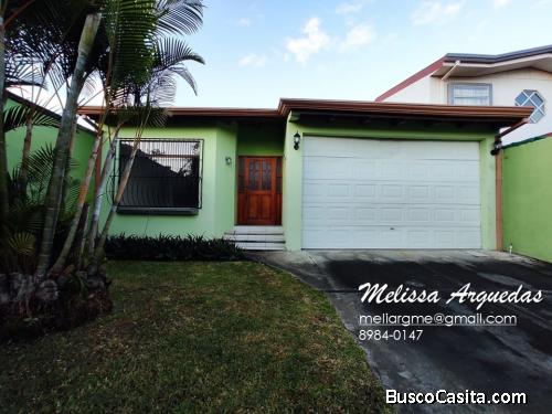 OPORTUNIDAD – Amplia casa de un nivel dentro de residencial SÚPER SEGURO – Guachipelín, Escazú