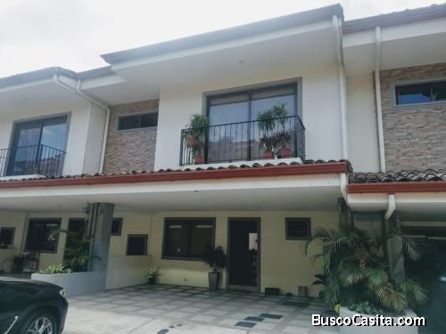*Oportunidad* Casa en Villa Sol, Santa Ana