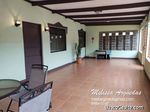 PRECIO REBAJADO - OPORTUNIDAD - Se vende - Casa amplia y RENOVADA con hermosa terraza y jardín trase