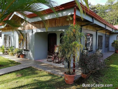 VENTA DE AMPLIA CASA UBICADA EN ZONA TRANQUILA Y SEGURA