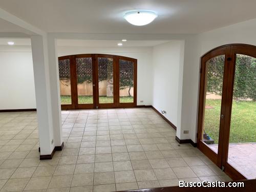 CASA AMPLIA EN CONDOMINIO BELEN-CARIARI 5 HABITACIONES