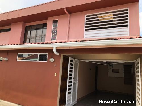 ALQUILO CASA 2 NIVELES 2 DORM 1 BANO RES.VIA MORAVIA EN CENTRO